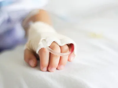 Fetiță de patru ani, în comă după ce ar fi fost bătută grav. Dosar penal pentru tentativă de omor