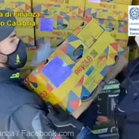 Peste trei tone de cocaină pură, descoperite printre banane în Italia, în regiunea Calabria. / Foto: captură video, Facebook