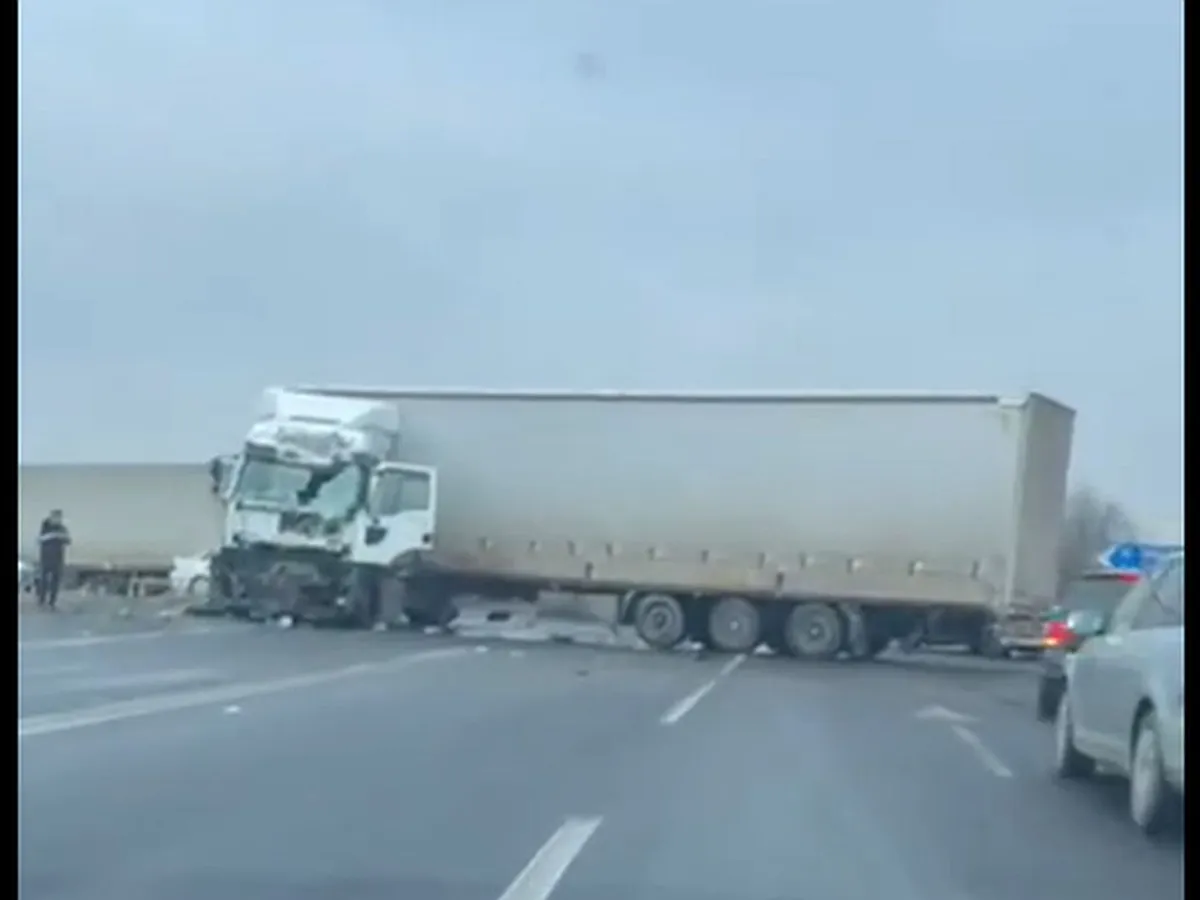Accident rutier dur între un autotren și un autobuz. Giganţii s-au izbit unul de celălalt - Foto: captură video Facebook/Banat Media