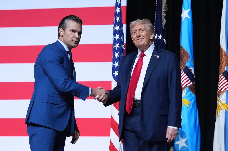 Secretarul Apărării, Pete Hegseth, îl întâmpină pe Trump la baza Quantico - Foto: Profimedia Images