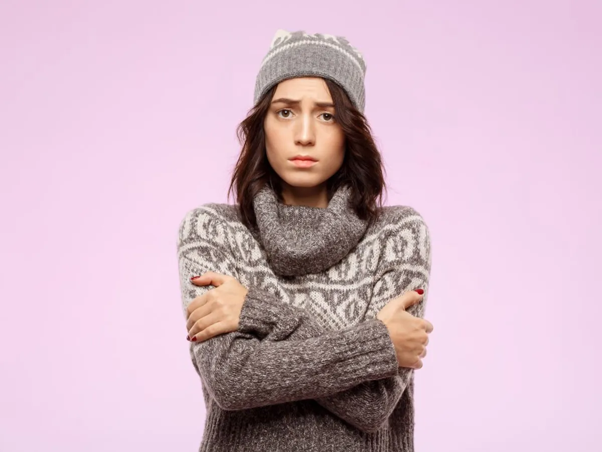 Femeie înfrigurată şi supărată - Foto: Freepik/cookie_studio