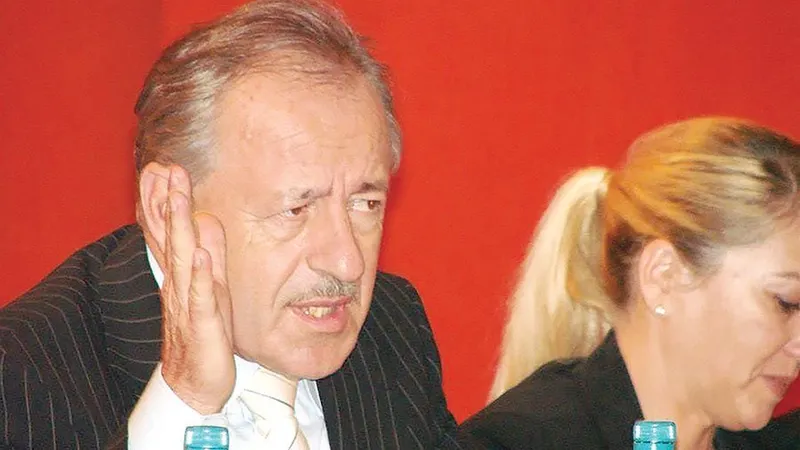 Profesorul universitar Ovidiu Nicolescu (ASE)
a fost furat fără milă de un
doctor al ASE