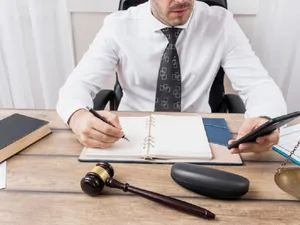 Un avocat aruncă bomba: „Tăierea sporurilor este neconstituțională. Vor urma mii de procese” - Foto: Freepik (rol ilustrativ)
