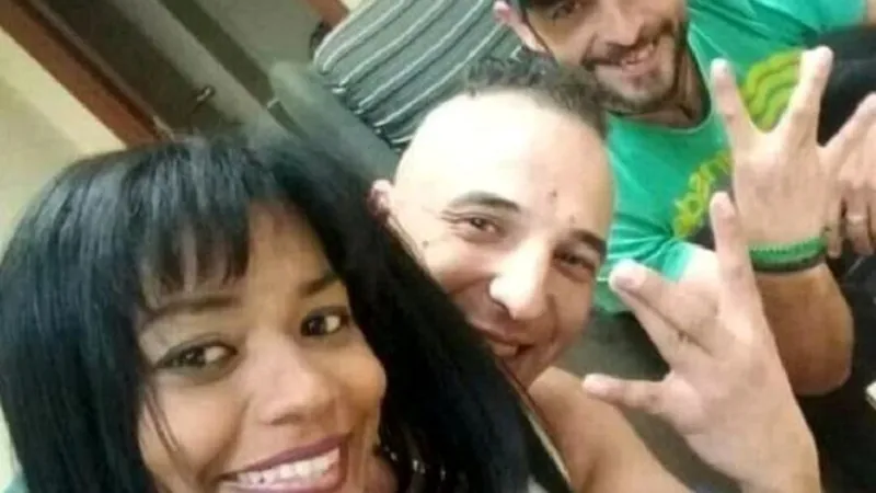 Îngerul Dulce a venit la întâlnire cu iubitul ei și cu încă un prieten Foto: EL Periodico de Aragon