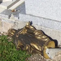 Trei români jefuitori de morminte, pradă de 175.000 €, în Franța - Foto: France.info/jurnalemigrant.com