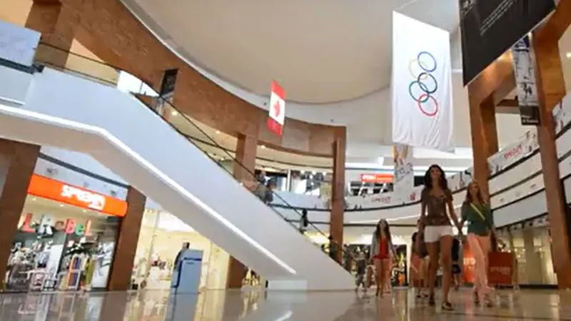 Un fost mall se transformă în agora şi va avea inclusiv o piaţă a producătorilor locali - Foto: captură video YouTube/Mircea Moisescu