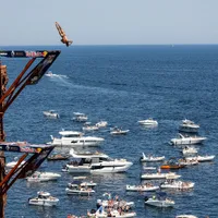 Cătălin Preda sare spectaculos de la 27 de metri. / Foto: redbull.com