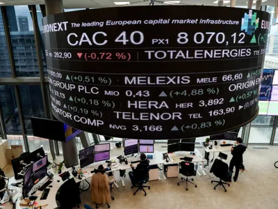 Indicatorii pieței sunt afișați pe ecranul digital al clădirii Bbursei Euronext, din cartierul de afaceri La Defense, în vestul Parisului. - Foto: Profimedia Images