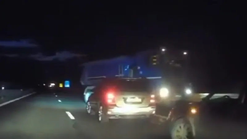 Manevră „kamikaze”, pe A2: O basculantă a întors din 3 bucăți și a luat-o pe constrasens. / Foto: captură video