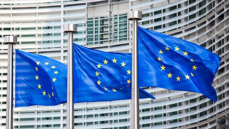 Steagurile UE fluturând în fața clădirii Comisiei Europene din Bruxelles - Foto: Profimedia Images