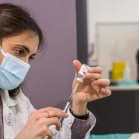 Experţi germani recomandă ca persoanele sub 60 de ani să nu primească a doua doză de AstraZeneca. / Foto: sciencemag.org