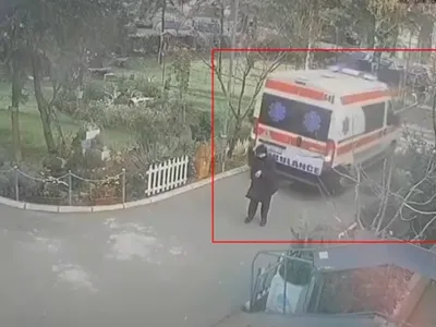 Ambulanța care calcă o femeie pe trotuar - Foto: Captură video