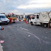 Un microbuz s-a izbit de un camion în sensul giratoriu de la Leţcani: 9 persoane au ajuns la spital/FOTO: ziaruldeiasi.ro