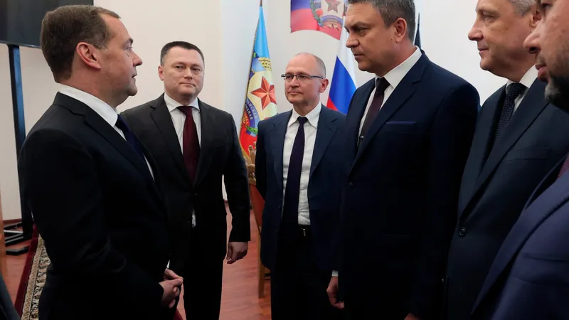Putin l-a trimis pe Medvedev în Ucraina să-i ia în primire pe separatiști/foto: Profimedia Images