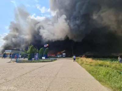 Incendiu de proporții, la un depozit de PET-uri din Alba Iulia. Traficul pe DN1, blocat. / Foto: ISU Alba