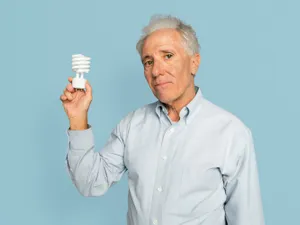 Pensionarii cu pensie mică vor plăti facturi de 2 ori mai mari. Când se alimentează card de energie - Foto; Freepik