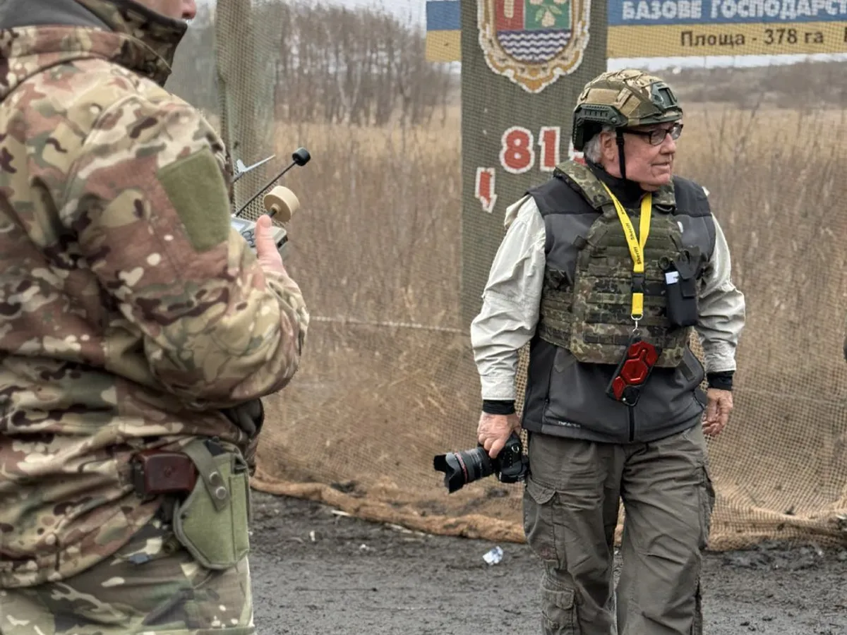 Howrd Buffett îi demonstrează lui Putin că orașul Kupiansk nu e cucerit - Foto: Ukraine's National Police