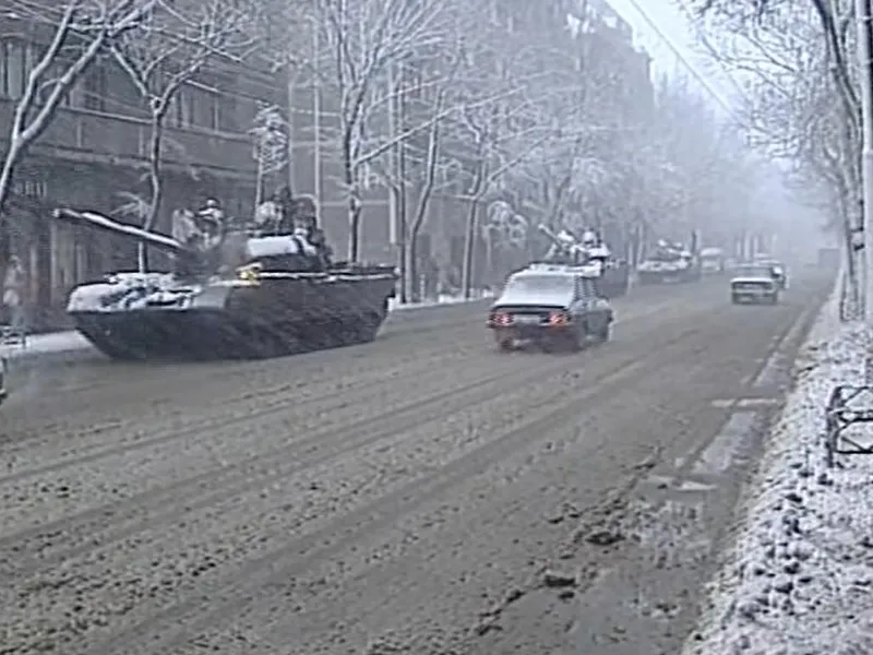 Imagini de arhivă! Trafic de Crăciun 1989, în București: tancuri, mașini, trolee și portocale - Foto: captură video