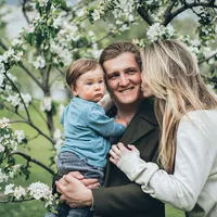 Familie fericită cu copil mic, în grădină - Foto: Pexels/Elina Fairytale