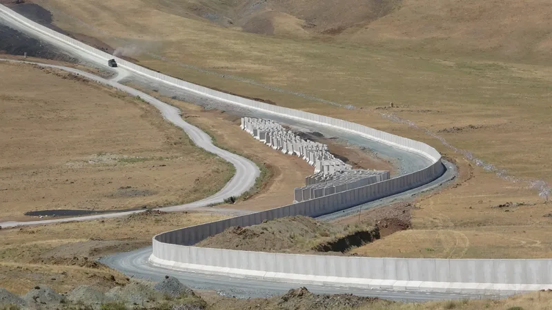 Turcii construiesc un zid modular la granița cu Iranul/Foto: daily sabah