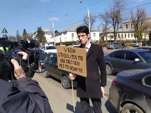 Protestul studenţilor din Iași faţă de reîncepe cursurile faţă în faţă a atras doar câteva persoane/FOTO: ziaruldeiasi.ro