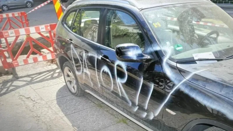 Așa arăta mașina medicului, după ce a fost vandalizată de interlopi. Sursa foto: Antena 3
