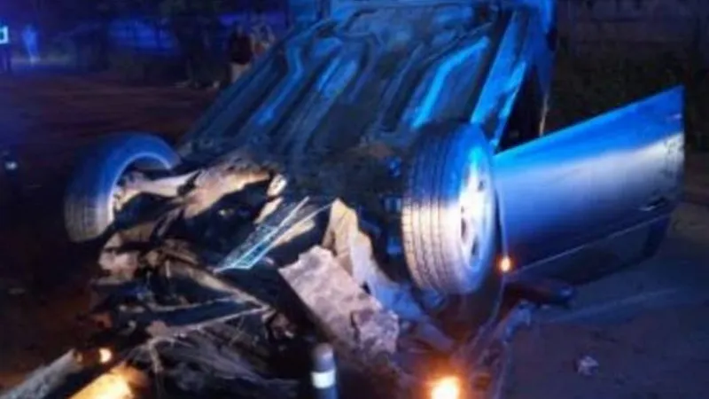 Un șofer băut a „măturat” mai mulți stâlpișori și s-a răsturnat cu mașina în Cluj. / Foto: Info Trafic 24, Facebook