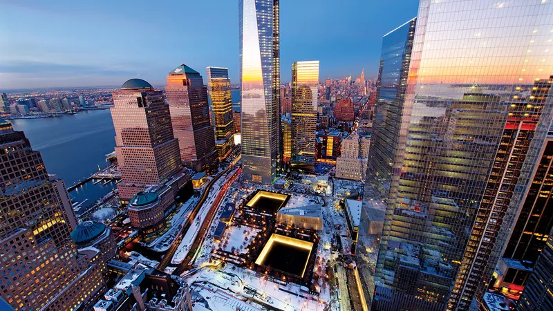 Locul WTC din New York așa cum arată azi, ancorat de One World Trade Center și de doi stâlpi, construit pe fundația turnurilor nordice și sudice