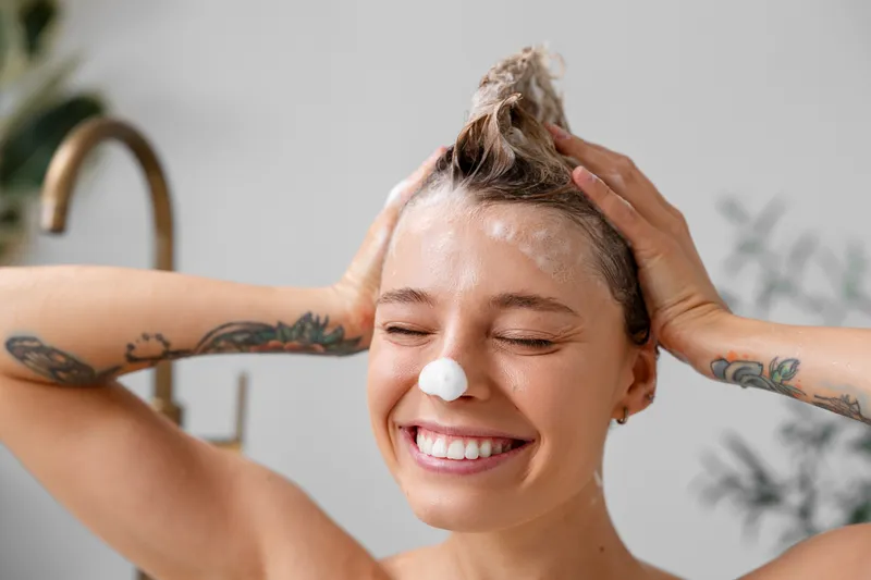 Femeie care se spală pe păr - Foto: Freepik (Imagine cu rol ilustrativ)