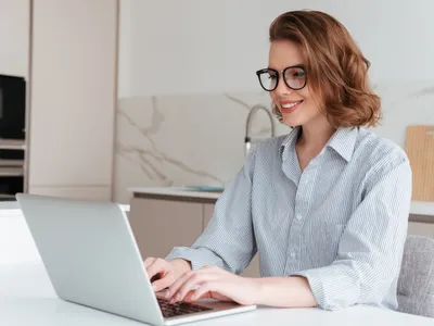 Femeie la birou - Foto: Freepik
