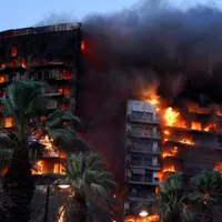 Incendiu devastator la un complex rezidențial din Valencia. Posibil oameni blocați în interior - Foto: Digi 24 /