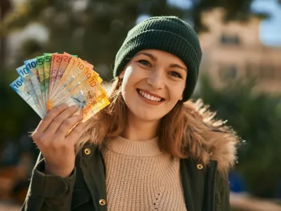 Fată cu un evantai de bancnote euro - Foto: Freepik/krakenimages.com