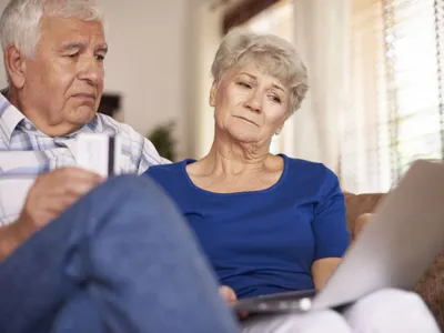 Ce văd pe laptop nu îi face să fie fericiţi - Foto: Magnific.com/gpointstudio