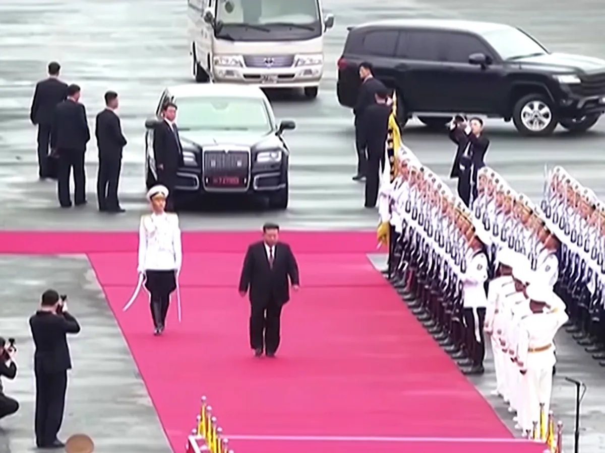 Dictatorul Kim Jong Un, în vizită la noul distrugător Choe Hyon cu limuzina cadou de la Putin - Foto: captură video