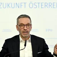 Liderul formaţiunii austriece de extremă dreapta Partidul Libertăţii (FPÖ), Herbert Kickl, cunoscut pentru scepticismul său faţă de vaccinarea anti-COVID-19, a anunţat că a contractat această boală. / Foto: bursa.ro
