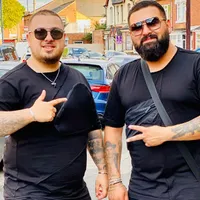 Anaser Duduianu (dreapta) face poze liniștit, pe stradă, în Birmingham Foto: Facebook/ Anaser Duduianu