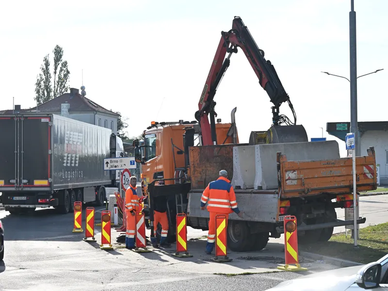 FOTOREPORTAJ Cozi kilometrice la graniţă - Foto: Profimedia Images