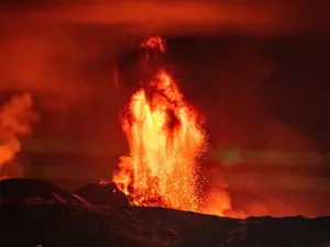 Mii de persoane au fost evacuate după erupția vulcanului Canare. Casele au fost acoperite de lavă/FOTO: Unsplash