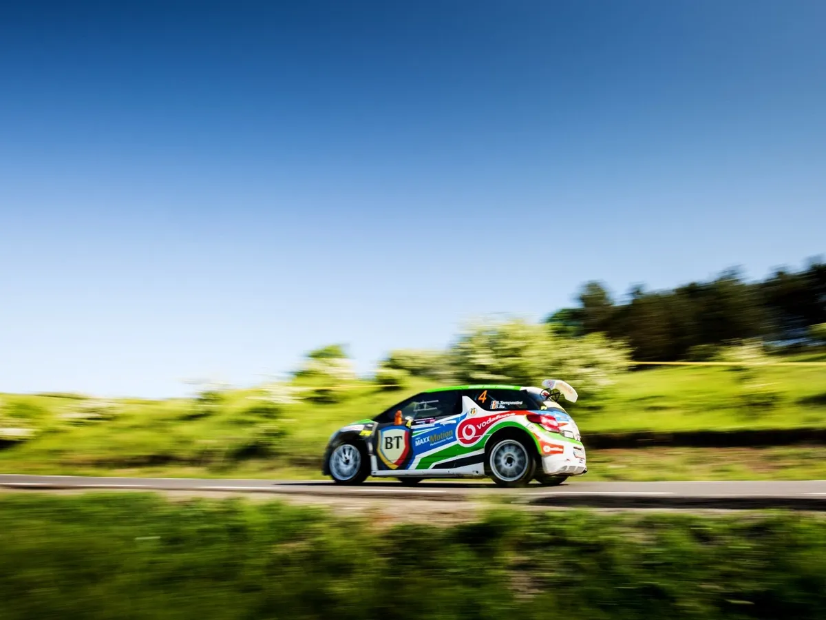 În 2017, Simone a pilotat un Citroen DS3 R5 în Portugalia. Acum va merge cu un Ford Fiesta R5.