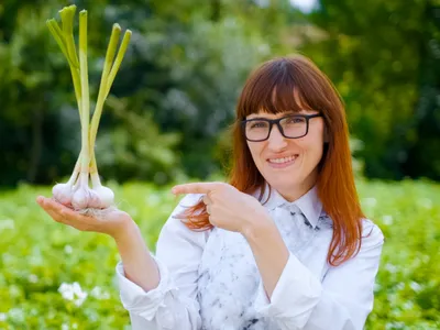 Femeie care ține usturoi în mână - Foto: Magnific.com (Imagine cu rol ilustrativ)