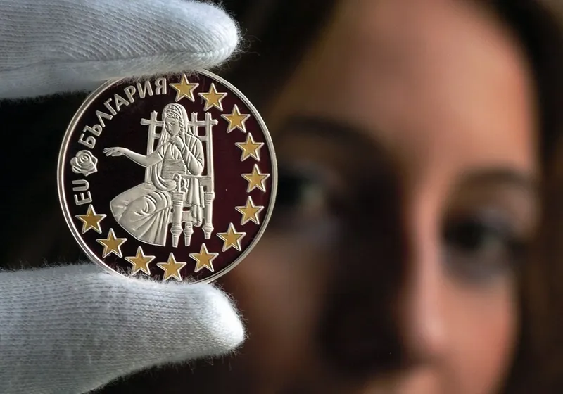 21 aprilie 2020 Un angajat al Băncii Naționale a Bulgariei prezintă o monedă comemorativă dedicată aderării Bulgariei la Uniunea Europeană - Foto: Profimedia Images