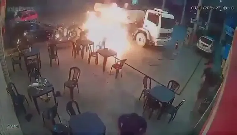 Benzinărie în flăcări - Foto: The Sun