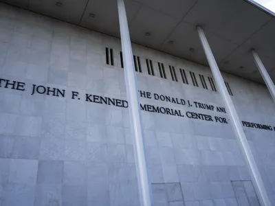 Artiștii au anulat spectacolele programate la Centrul John F. Kennedy, după ce numele lui Trump a fost adăugat - Foto: Profimedia Images