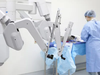 Un pensionar din Gorj a obținut în instanță decontarea integrală a costurilor unei operații cu robotul chirurgical la o clinică privată