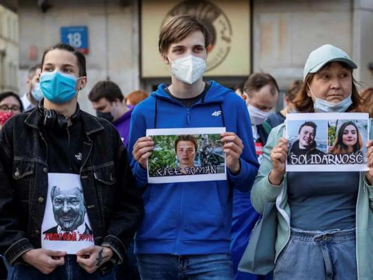Protestatari din Polonia cerând eliberarea lui Roman Protasevici. Foto Getty Images