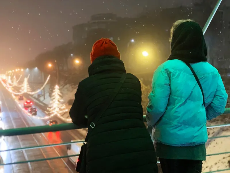 Persoane iarna afara - Foto: Freepik (Imagine cu rol ilustrativ)