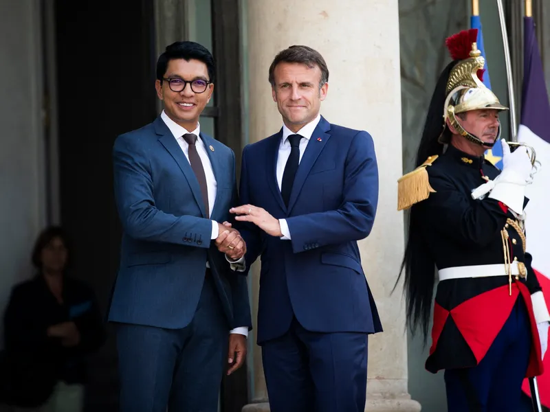 Președintele francez Emmanuel Macron îi urează bun venit lui Andry RAJOELINA, președintele Republicii Madagascar, Paris, 9 iunie 2023 Foto: Profimediaimages