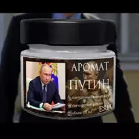 Dacă Trump și-a făcut parfum de 249$ sticluța, în Rusia se vând lumânări „Aroma Putin” cu 6 € - Foto: euronews.com