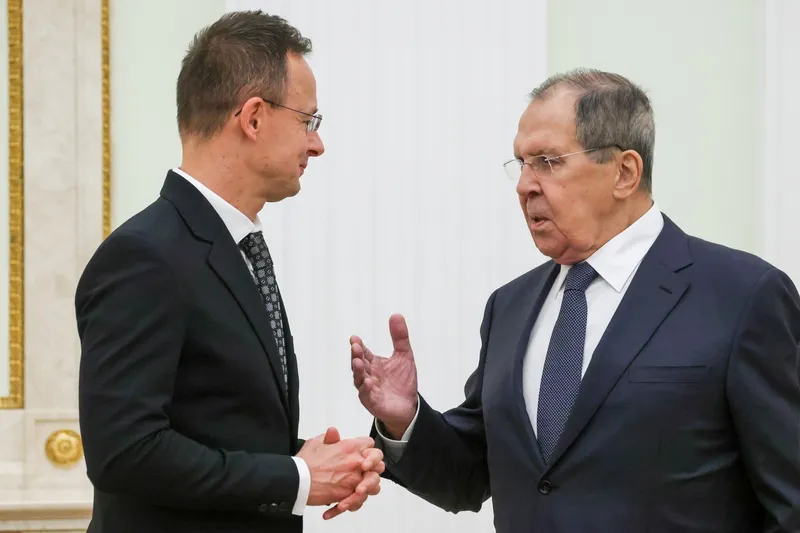 P&eacute;ter Szijj&aacute;rt&oacute; și Serghei Lavrov