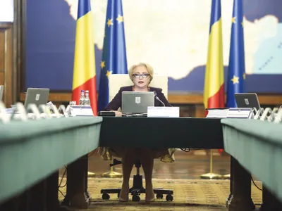 Premierul Viorica Dăncilă nu poate justifica modul în care a terminat un master „la zi“ în timp ce muncea cu normă întreagă într-un oraș aflat la 70 kilometri distanță.